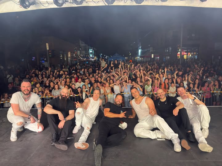 Boy Band Story avec son public après un spectacle extérieur